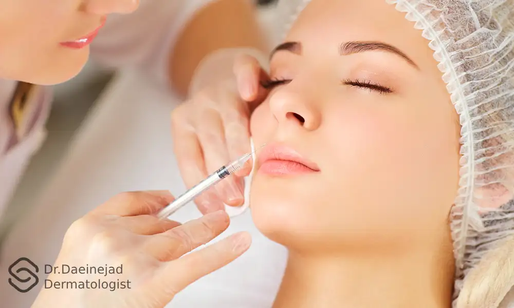 تزریق بوتاکس به گوشه لب یک خانم | عوارض بوتاکس