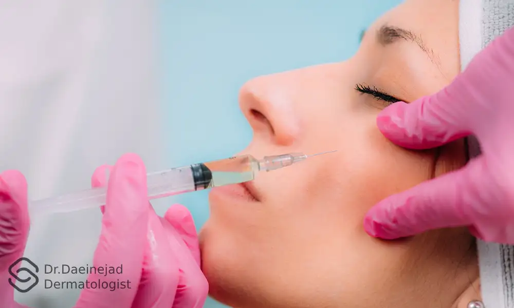 تزریق ژل برای چاقی صورت یک خانم که چشمان خود را بسته است.