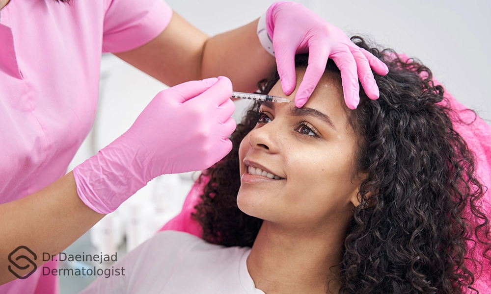 تزریق ژل خط اخم برای خانمی با موهای فرفری